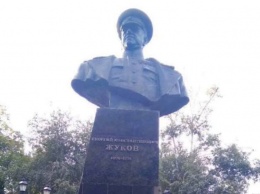 В Харькове атаковали памятник раздора (фото)