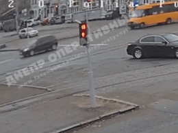 В Днепре из машины выскочили неизвестные и стали бить мужчин (Видео)