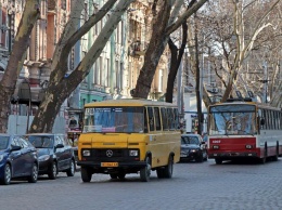 На полном ходу: в Одессе из маршрутки выпала женщина - водитель даже не остановился. Видео пугает