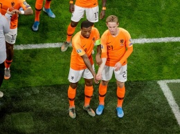 Нидерландские футболисты сделали красивую акцию против расизма во время матча: видео