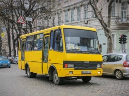 В Одессе женщина выпала из маршрутки: в сети появилось видео происшествия