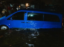 В Днепре возле Южного моста утонул Mercedes