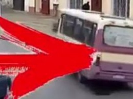 В Одессе водитель маршрутки "потерял" пассажирку на полном ходу (видео)