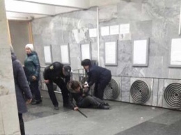 В харьковское метро не пустили пьяную женщину