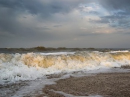 Водная стихия: из-за шторма в Кирилловке смывает пляжи (фото)