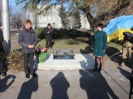 В Мирнограде отметили День достоинства и свободы открытием мемориальной плиты