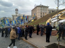 В Киеве началось шествие националистов: на месте не более 100 активистов (ФОТО)