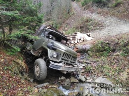 В Карпатах ночью с дороги упал грузовик с лесом, погиб водитель