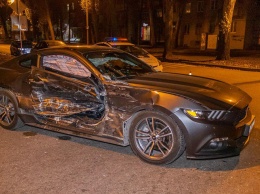В Днепре на перекрестке улиц Антоновича и Надежды Алексеенко столкнулись Ford Mustang и Nissan