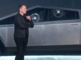 Во время демонстрации прочности Tesla Cybertruck в авто разбили бронированное окно