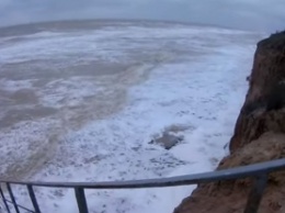В Кирилловке ветер валит с ног, а море смывает пляжи (видео)