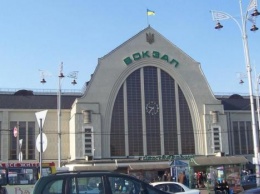 На Центральном вокзале Киева пассажир пострадал в результате падения плитки (ВИДЕО)