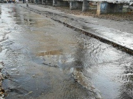 В Днепре на Левобережном прорвало трубу: дорога превратилась в каток (Фото)