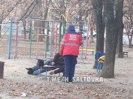 Трагедия в Харькове: мужчина умер на детской площадке (фото)