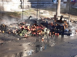 Сгорел заживо: в сети появилось видео пожара в палатке с овощами в Запорожье