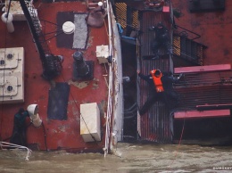 Водолазы эвакуируют экипаж тонущего танкера: два моряка уже на берегу