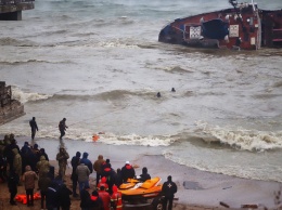 С тонущего под Одессой танкера эвакуировали экипаж (ФОТО)