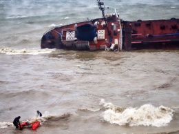 Водолазы эвакуировали экипаж тонущего танкера Delfi