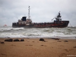 В Одессе приступили к принудительной эвакуации экипажа севшего на мель танкера Delfi