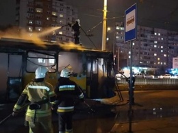 ЧП с общественным транспортом: посреди дороги загорелся троллейбус с пассажирами