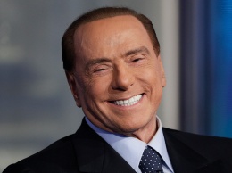 Селфи небезопасно: из-за «удачного» фото травмировался известный политик Берлускони
