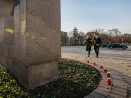 Зеленский с супругой возложили памятные колоски у монумента жертвам Голодомора