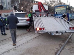 В Днепре водитель отлично припарковался: трамваи ждали его целый час