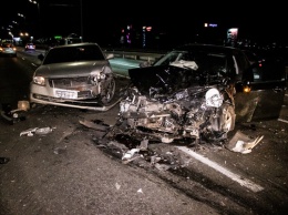 В Киеве на Северном мосту Toyota протаранила стоящую на "аварийке" машину
