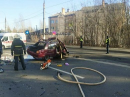 Жуткая авария в Харькове: машину разнесло на части, людей вырезали из салона (фото, видео)
