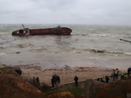 Авария на танкере в Одессе: уровень нефти в море превысил норму в 160 раз