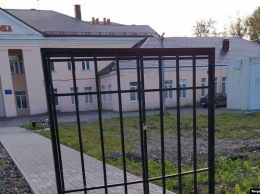 В Череповце около поликлиники РЖД поставили ворота с замком без забора (фото)