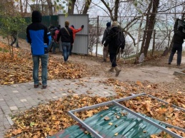 Активисты поломали забор на склонах у Трассы здоровья, где хотят построить десятиэтажку и коттеджи