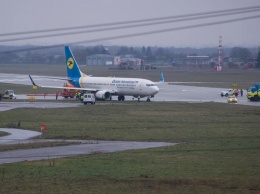 Самолет МАУ выкатился за границы рулежной дорожки в аэропорту Львов