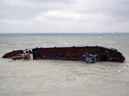 Затонувший танкер стал местом селфи-паломников, а пляж усеян мусором и баклажками от нефтепродуктов