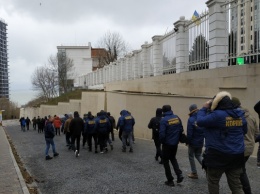 В Одессе активисты снесли забор, закрывающий доступ к морю