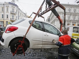 Не избежал участи даже Porsche: киевские инспектора расчищают улицы от "героев парковки" (фото)