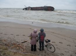 Опрокинулся как нельзя кстати: танкер у берегов Одессы стал фоном для любовной фотосессии