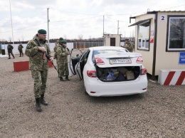 Везли в рюкзаках сотни тысяч гривен: на КПВВ на Донбассе "приняли" подозрительных граждан