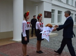 В одной из украинских школ детей на мороз вывели в одних блузках встречать пророссийского политика (ФОТО)