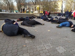 В центре Николаева люди попадали на землю в память о Голодоморе, - ФОТО