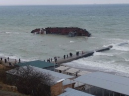 В Одессе произошло крушение танкера, в море вылилась нефть (ФОТО. ВИДЕО)