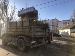В центре Бердянска убрали большую стихийную свалку