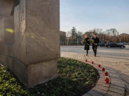 Неканонические лампадки: для супругов Зеленских «зачистили» мемориал жертв Голодомора (ФОТО)