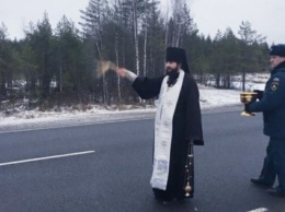 Российский священник вышел на трассу окропить ее, чем рассмешил сеть (ФОТО)