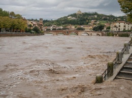 Италия уходит под воду: движение парализовано, эвакуированы сотни людей. Фото, видео