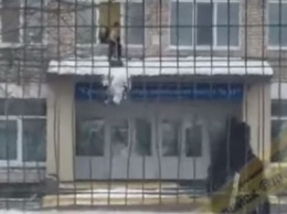Учительница держала: в России полуголого школьника заставили чистить крышу от снега. Видео