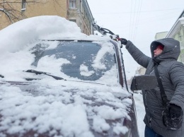 Погоду сорвало с тормозов: Украину засыпает снегом. Фото ошеломляют