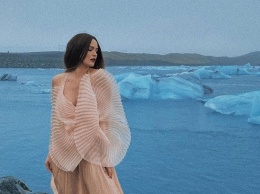 Даша Астафьева позировала в эффектных нарядах на фоне живописной природы Исландии