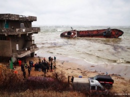 Показатели проб воды на месте аварии танкера Delfi постепенно улучшаются