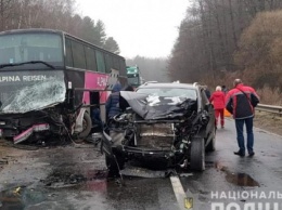 Тройное ДТП на Хмельнитчине: автобус столкнулся с двумя легковушками, есть пострадавшие